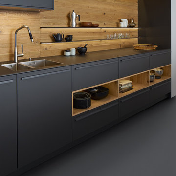 Elegante Küchenlösung in Anthrazit und Holz