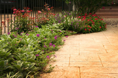 Inspiration for a traditional front yard garden in Dallas with natural stone pavers.