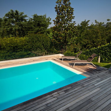 Pavimento zona piscina in legno per esterni in padouk
