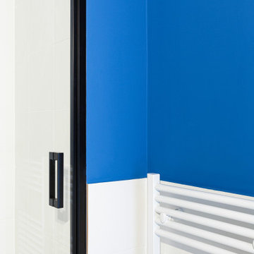 Foto di dettaglio | Piastrelle bianche pareti blu
