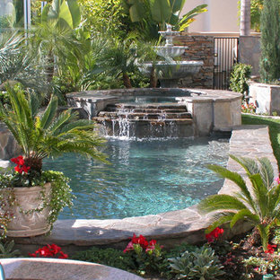 オレンジカウンティの小さい長方形トラディショナルスタイルのおしゃれなプール (コンクリート板舗装 ) の写真