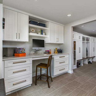 Réalisation d'une grand buanderie parallèle tradition multi-usage avec un évier encastré, un placard avec porte à panneau encastré, des portes de placard blanches, un plan de travail en quartz modifié, un mur gris, un sol en carrelage de porcelaine, des machines côte à côte, un sol beige, un plan de travail beige, une crédence blanche et une crédence en bois.