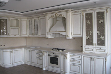 Пример оригинального дизайна: кухня в классическом стиле с желтым фартуком, фартуком из мрамора и желтой столешницей