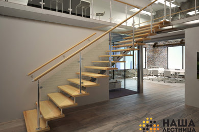 Esempio di un ufficio industriale di medie dimensioni con pareti bianche, pavimento in laminato, scrivania autoportante e pavimento grigio