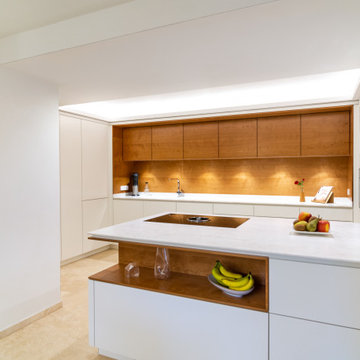 Moderne Küche mit indirekter Beleuchtung