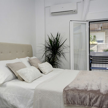 Dormitorio con pequeño balcón