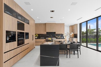 Kitchen photo in Miami