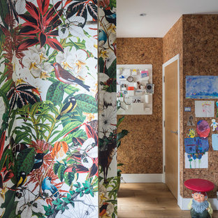 Cette photo montre une porte d'entrée éclectique avec un mur multicolore, un sol en bois brun, une porte simple, une porte en bois brun et un sol marron.