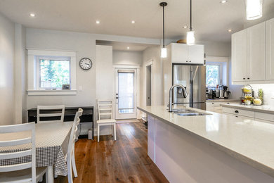 Transitional kitchen photo in Toronto