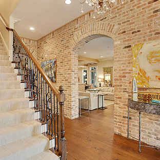 Idee per un ingresso o corridoio american style di medie dimensioni con pareti rosse e pavimento in legno massello medio