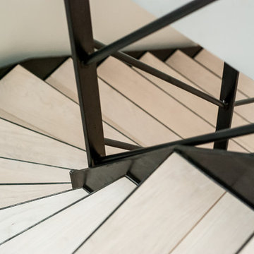 Escalier métallique dans une meulière rustique