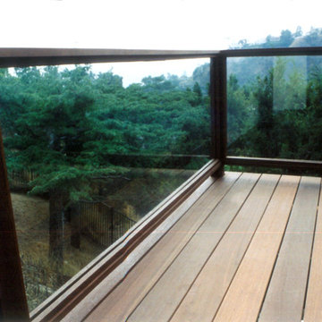 Hillside Mangaris Deck with Glass Railing