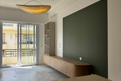 Idées déco pour un très grand salon blanc et bois scandinave ouvert avec une bibliothèque ou un coin lecture, un mur vert, un sol en carrelage de céramique, aucune cheminée, un téléviseur fixé au mur, un sol beige et un plafond décaissé.