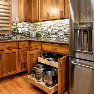 Große Klassische Küche ohne Insel mit Vorratsschrank, Unterbauwaschbecken, hellbraunen Holzschränken, bunter Rückwand, Küchengeräten aus Edelstahl und hellem Holzboden in Chicago