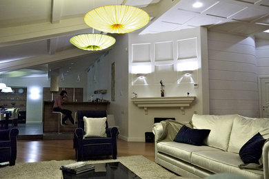 Пример оригинального дизайна: большая открытая гостиная комната в стиле модернизм с белыми стенами, полом из бамбука и отдельно стоящим телевизором