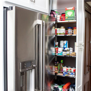 Inspiration för ett mellanstort vintage blå blått kök, med en undermonterad diskho, luckor med infälld panel, vita skåp, granitbänkskiva, blått stänkskydd, stänkskydd i keramik, rostfria vitvaror, mörkt trägolv, en köksö och brunt golv