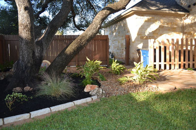 Inspiration for a traditional landscaping in Austin.