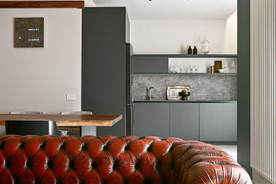 Idee per un soggiorno contemporaneo di medie dimensioni e aperto con parquet scuro, parete attrezzata, soffitto ribassato, pareti in legno e con abbinamento di mobili antichi e moderni