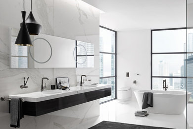ニューヨークにあるラグジュアリーな巨大なコンテンポラリースタイルのおしゃれなマスターバスルーム (置き型浴槽、オーバーカウンターシンク、洗面台1つ) の写真