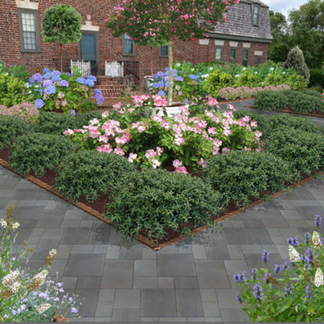 Colonial Gardens