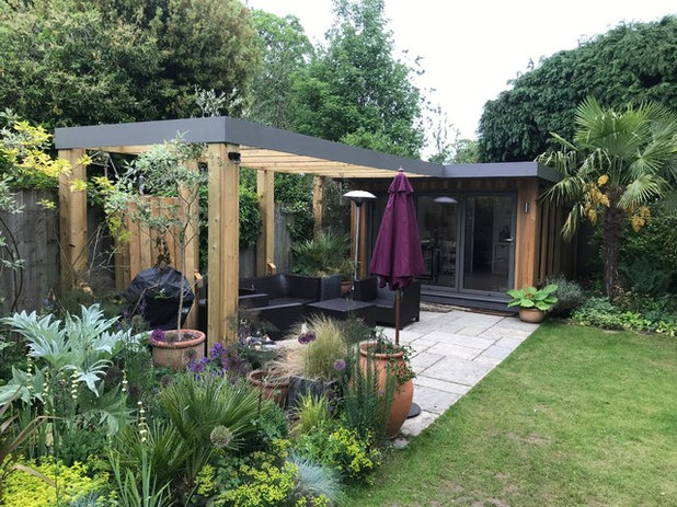 Contemporary  by Inside Out Oxford Bespoke Garden Rooms