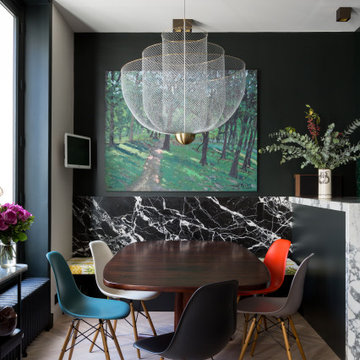 La salle à manger sophistiquée d'un appartement familial haussmannien