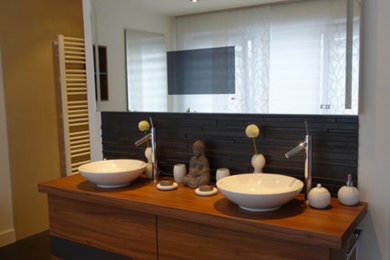 Mittelgroßes Modernes Badezimmer mit dunklen Holzschränken, freistehender Badewanne, bodengleicher Dusche, grauen Fliesen, weißer Wandfarbe, Keramikboden, Aufsatzwaschbecken und grauem Boden in Sonstige