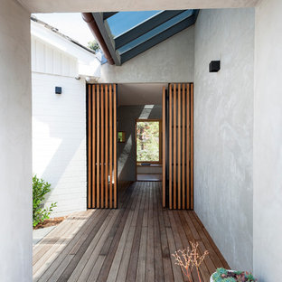 Новые идеи обустройства дома: маленькая входная дверь в современном стиле с серыми стенами, светлым паркетным полом, одностворчатой входной дверью и входной дверью из светлого дерева