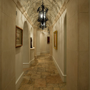 Idéer för stora medelhavsstil hallar, med beige väggar, travertin golv och beiget golv