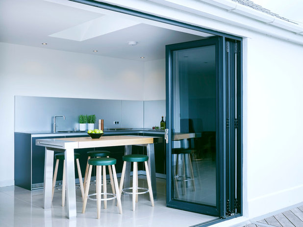 Modern Kitchen by SAPPHIRE SPACES