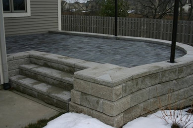 Example of a classic patio design in Milwaukee