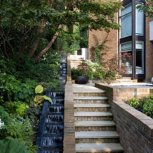 Exemple d'un jardin tendance avec une cascade.
