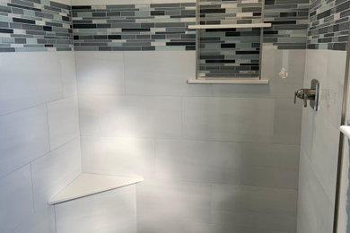 ニューオリンズにあるおしゃれな浴室 (白いタイル、磁器タイル、セラミックタイルの床、グレーの床) の写真