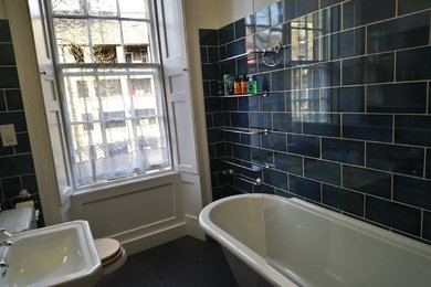 На фото: ванная комната в викторианском стиле с