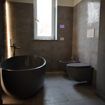 Bagno con vasca freestanding e giochi di luce