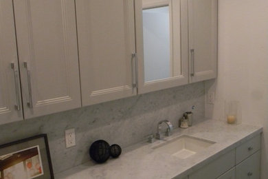 Inspiration for a modern bathroom remodel in Los Angeles