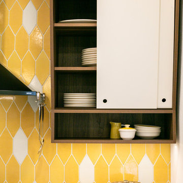 Yellow and White Backsplash Tile in Hex-Style Pattern