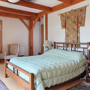 Immagine di una camera da letto etnica con pareti bianche e parquet chiaro