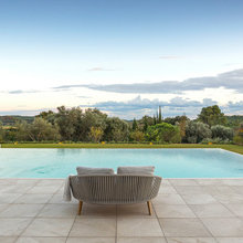 Estilo mediterráneo moderno en una casa de campo en la naturaleza