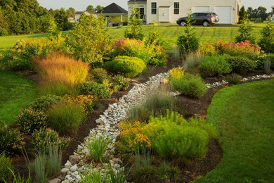 Inspiration for a contemporary full sun backyard landscaping in DC Metro for summer.