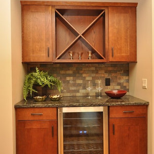 ミルウォーキーのトラディショナルスタイルのおしゃれなホームバーの写真