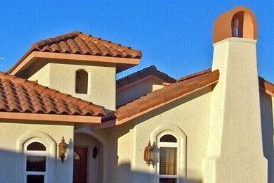 Example of an exterior home design in Phoenix
