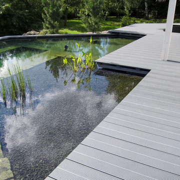 Gartenanlage mit großem Schwimmteich