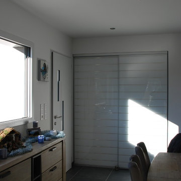 Placard finition verre sur mesure et porte d'entrée aluminium contemporaine