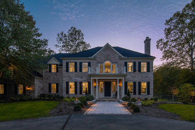 Example of a classic entryway design in Cleveland