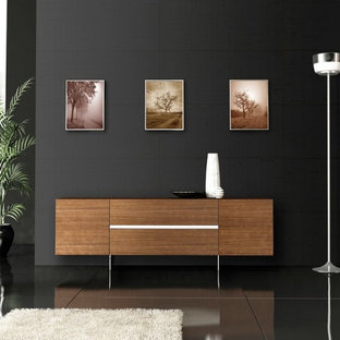 Idéer för mellanstora funkis allrum med öppen planlösning, med ett finrum, svarta väggar, marmorgolv, en fristående TV och svart golv