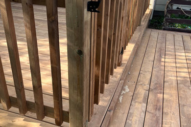 Elegant deck photo in Toronto