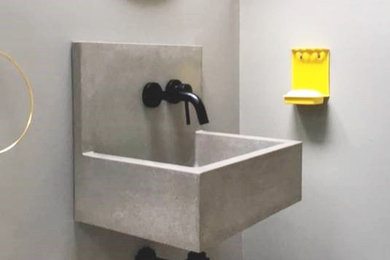 Ejemplo de cuarto de baño principal, único y flotante actual de tamaño medio con lavabo suspendido