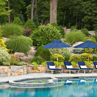 Cette image montre un jardin traditionnel avec une pente, une colline ou un talus.