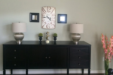 Foyer - mid-sized traditional dark wood floor foyer idea in Philadelphia with gray walls